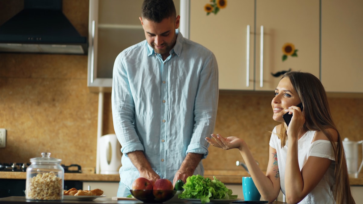 Uomo che prepara un pasto sano in cucina